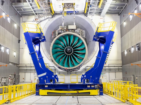 Rolls-Royce UltraFan je najväčší turbodúchadlový motor v histórii a očakáva sa, že prinesie obrovské výhody v oblasti úspory paliva, hmotnosti, hluku a emisií.