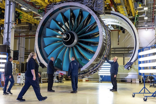 Pracovníci spoločnosti Rolls-Royce montujú obrovský demonštrátor technológie UltraFan.