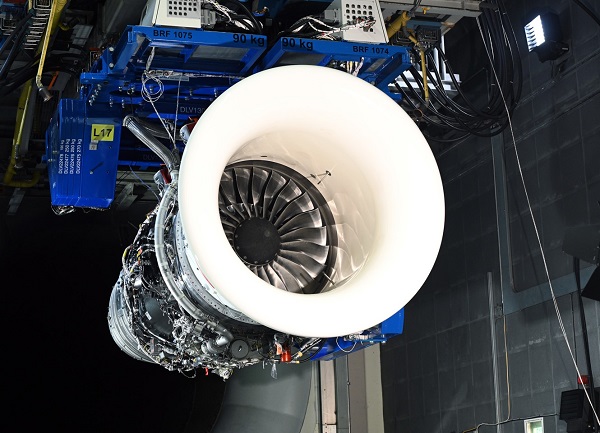 Prúdový motor Pearl 700 bol použitý na testovanie stopercentne udržateľného leteckého paliva.