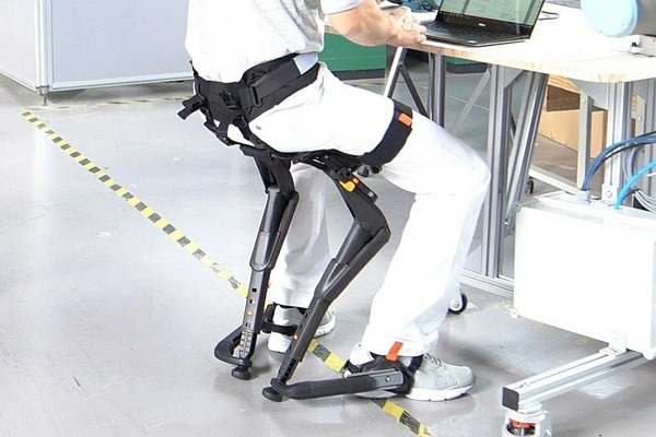 Exoskeleton pre podporu sedenia Chairless Chair 2.0.