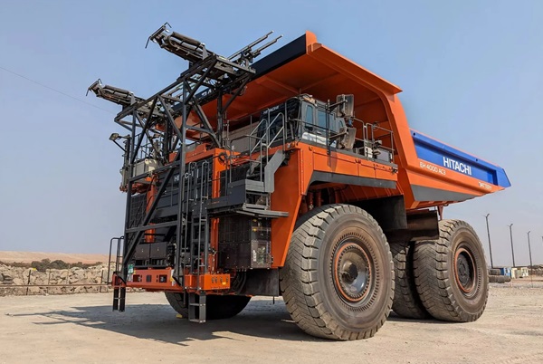 The battery electric trolley dump truck prototype is currently undergoing performance testing at a copper/gold mine in Zambia  The First Quantum mine in Zambia already employs dozens of Hitachi diesel-electric trolley trucks, and the battery prototype will take advantage of the existing network of overhead charging lines 3,716 / 5,000 Prototyp batériového elektrického trolejového sklápača v súčasnosti prechádza testovaním výkonu v bani na meď/zlato v Zambii.