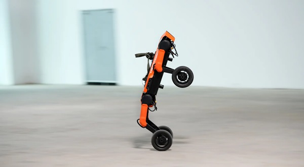 Štvornohý robot LimX W1, ktorý dokáže chodiť po dvoch zadných nohách.