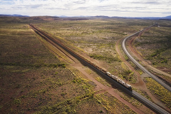Baňa spoločnosti Fortescue v Eliwane v západnej Austrálii bola otvorená v decembri 2020 a zahŕňa aj 143-kilometrovú železničnú trať.