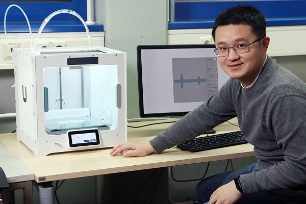 Výskumný asistent Miaozi Huang je súčasťou tímu, ktorý vyvíja softvér pre optimalizáciu 3D tlače.
