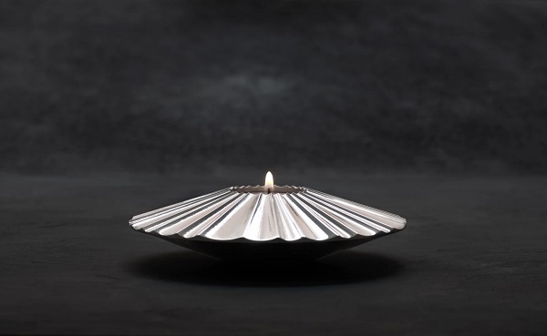 Umelkyňa Lena Bergstrom vyrobila prvý predmet z dávky ocele bez fosílií od spoločnosti SSAB. Tento svietnik má „symbolizovať svetlo na konci tunela“.