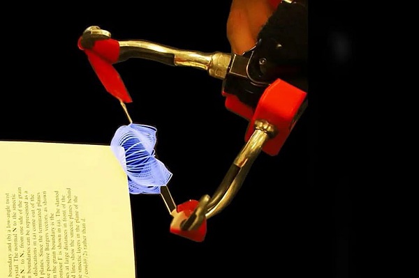 Vedci sa inšpirovali umením japonského strihania papiera kirigami a vyvinuli nový robotický uchopovač, ktorý je jemný a zároveň silný.
