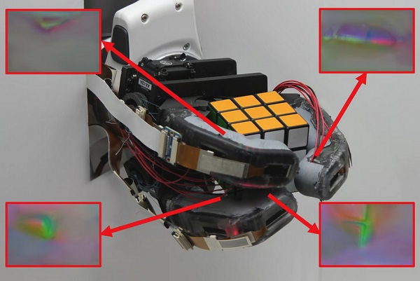 Robotická ruka GelSight EndoFlex uchopí Rubikovu kocku, pričom detaily ukazujú, ako štyri zo šiestich senzorov vidia obrysy predmetu.