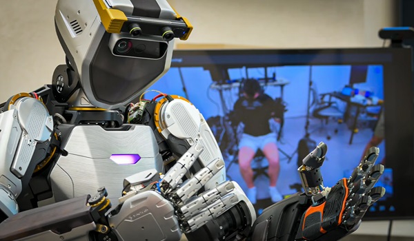 Humanoidný robot Phoenix pracuje plne autonómne a rýchlosťou blízkej ľudskej.