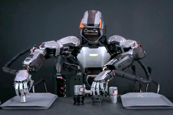 Hydraulické ruky robota Phoenix sú vďaka kombinácii rýchlosti, sily a presnosti údajne najlepšími humanoidnými robotickými rukami na svete.