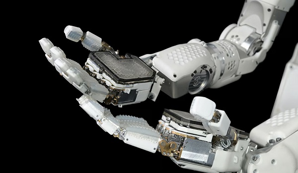 Spoločnosť Sanctuary navrhla celkom neuveriteľné robotické ruky s až 20 stupňami voľnosti a hmatovou spätnou väzbou.