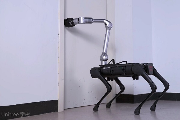 Štvornohý robot Unitree vybavený novým robotickým ramenom s rukou Z1.