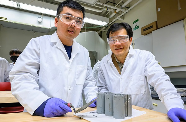 Výskumníci Zhipeng Li a Xianming Shi so vzorkami nového uhlíkovo negatívneho betónu.
