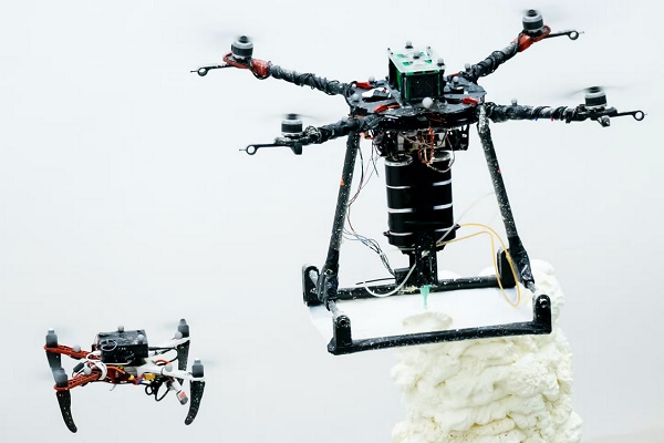 Drony určené na tandemovú 3D štrkutúr: ScanDrone vľavo a BuilDrone vpravo.