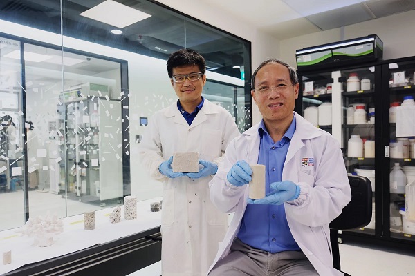 Dr. Wu Shifan (vľavo) a profesor Chu Jian so vzorkami biocementu.