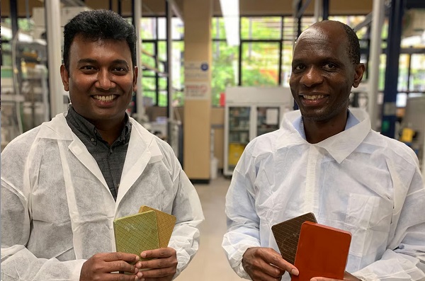 Doc. Dilan Robert (vľavo) a doc. Everson Kandare so vzorkami obkladu z recyklovaného skla.