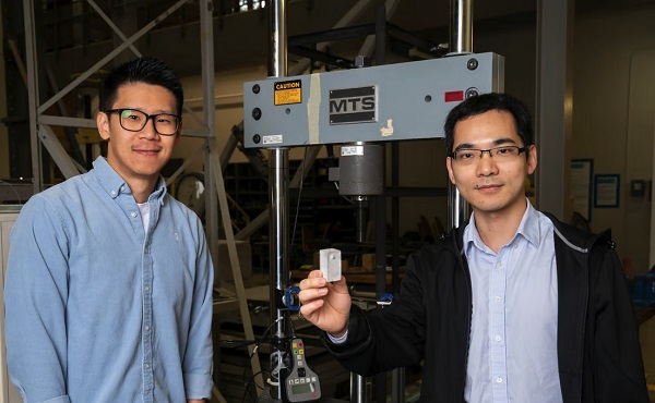 Vedúci autori štúdie Wei Meng (vľavo) a Bing Deng so vzorkou betónu vyrobeného z čisteného popolčeka.