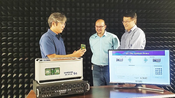 Vedci zo spoločnosti Samsung - Wonsuk Choi, Shadi Abu-Surra a Gary Xu s prototypom 6G systému.