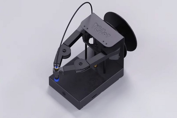 3D tlačiareň Plybot s robotickými ramenami.
