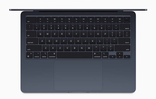 Prepracovaný notebook Apple MacBook Air s novým systémom na čipe M2.