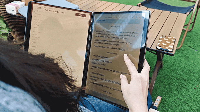 Notebook s dvomi dotykovými obrazovkami Dxuscreen.