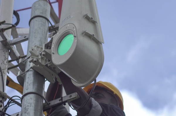 Súčasný systém Taara Lightbridge využíva tieto vysielače s veľkosťou dopravných semaforov na odosielanie údajov prostredníctvom lúčov svetla na vzdialenosť až 20 km.