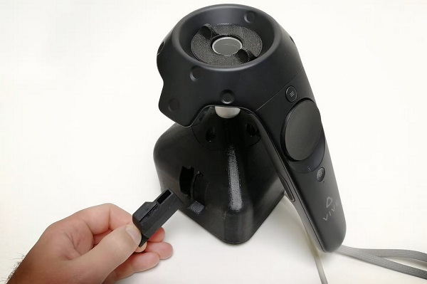 Systém Nosewise Handheld Olfactometer využíva otvor, ktorý je už v ovládači pre VR headset HTC Vive.