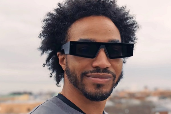 Nové profesionálne AR okuliare Snapchat Spectacles.