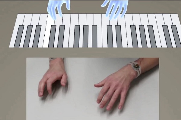 Používateľ, ktorý nosí dva VR náramky TapID, je schopný hrať na virtuálnom klavíri.