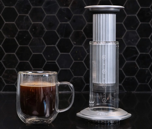 Zariadenie na prípravu kávy Aeropress Premium.