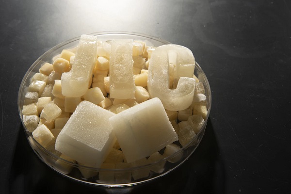 Želatínové kocky ľadu vydržia zaťaženie až 10 kilogramov bez deformácie.