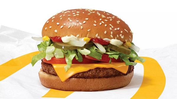 McDonald's pripravuje vo vybraných amerických reštauráciách malý test svojho rastlinného hamburgera McPlant.
