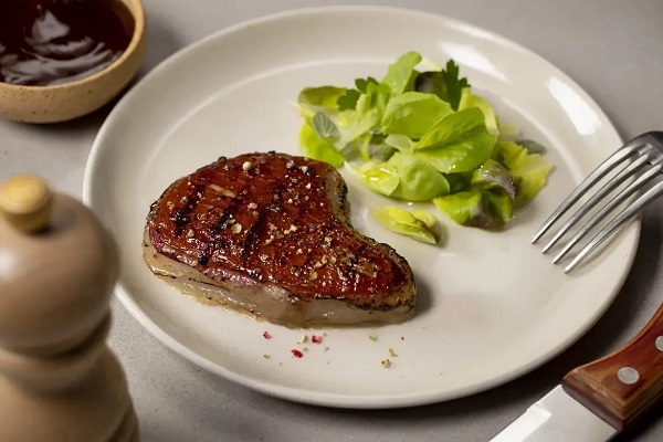 Laboratórne kultivovaný hovädzí steak s hmotnosťou 104 gramov (so zeleninou) od spoločnosti MeaTech 3D.