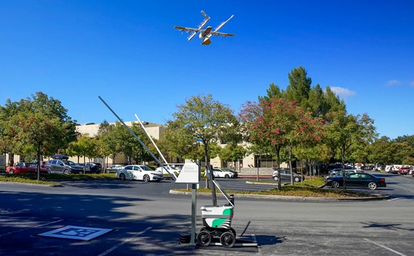 Robot Serve vyzdvihne objednávku jedla v reštaurácii, odovzdá ju na zbernom mieste Wing Auroloader a potom sa dron Wing vznesie do vzduchu na poslednú etapu doručenia zákazníkovi.