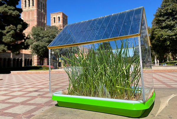 Model skleníka so strechou z polopriehľadných organických solárnych článkov.