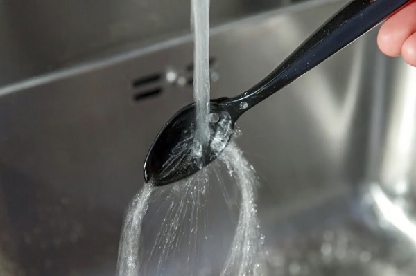 Lyžicu SpoonTEK je možné umývať v ruke, ale nie v umývačke riadu.