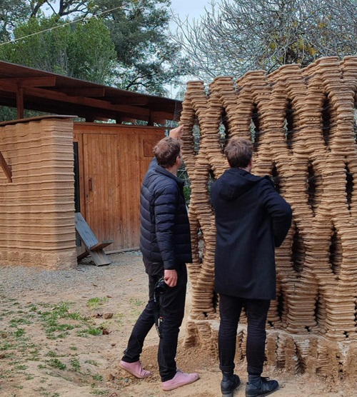 Prototypové steny pre projekt 3D tlačeného komunitného centra.