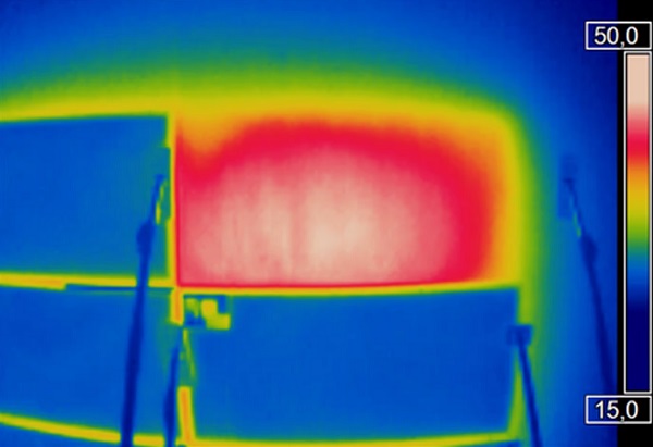 Termokamera zobrazuje nasledovné: V pravej hornej časti, bezprostredne po odstránení modulu FastDry, sa teplo odvádza zo steny. Ostatné segmenty s aplikovaným modulom FastDry držia teplo v stene, a preto si vyžadujú podstatne menej energie.