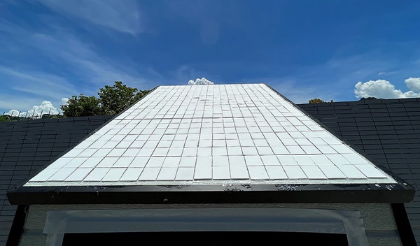 Prototyp nového chladiaceho keramického materiálu na streche.