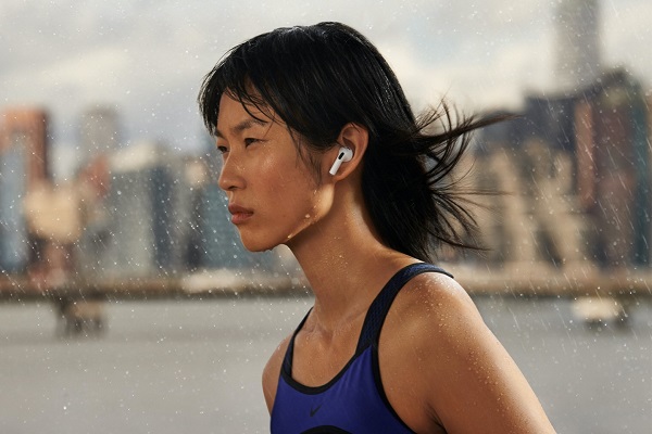Tretia generácia úplne bezdrôtových slúchadiel do uší Apple AirPods.