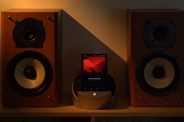 Prenosný audioprehrávač s dokovacou kolískou Astell&Kern PD10.