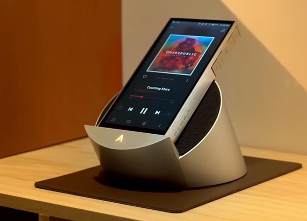 Prenosný audioprehrávač s dokovacou kolískou Astell&Kern PD10.