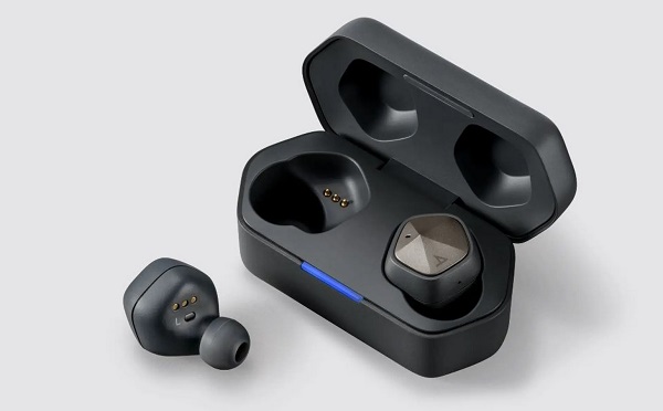 Úplne bezdrôtové slúchadlá do uší Astell&Kern AK UW100MKII.