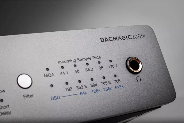 Kombinovaná jednotka DAC prevodníka a slúchadlového zosilňovača Camridge Audio DacMagic 200M.