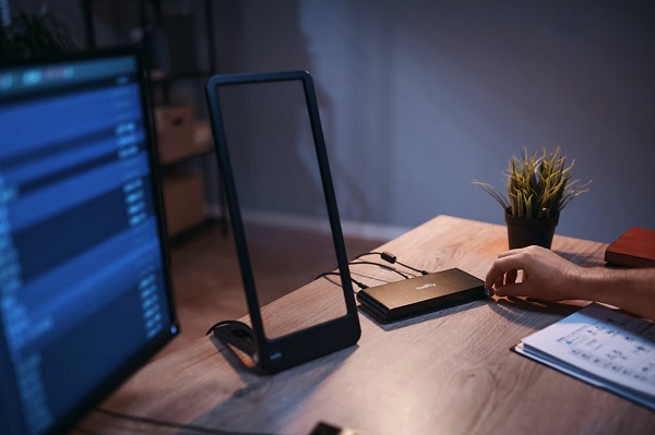 Smerov&yacute; reproduktor so sklenen&yacute;m panelom Audfly Focusound.