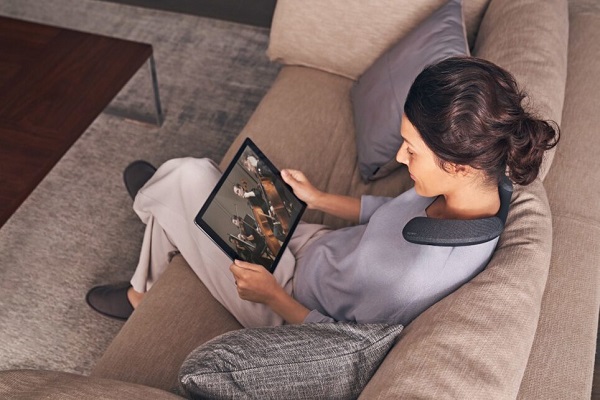 Reproduktor na krk Sony SRS-NS7 s technológiou priestorového ozvučenia Dolby Atmos.