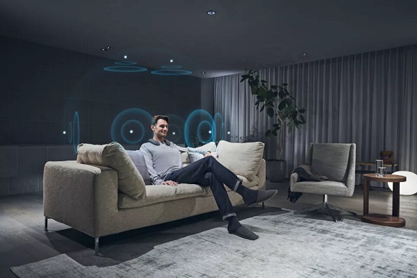 Reproduktor na krk Sony SRS-NS7 s technológiou priestorového ozvučenia Dolby Atmos.