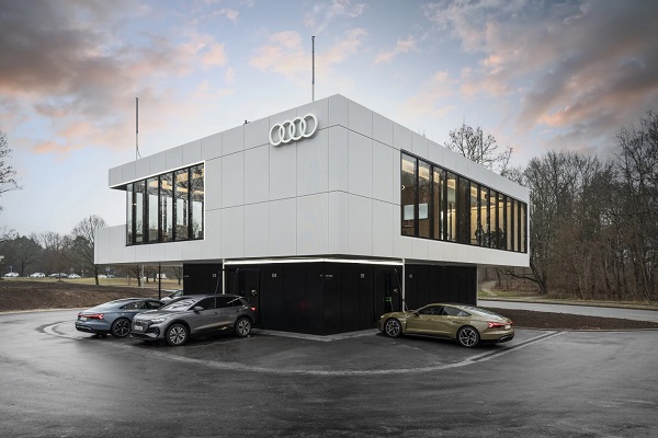 Koncepcia mestského nabíjacieho centra Audi obsahuje šesť rýchlonabíjacích staníc a zákaznícky salónik, kde môžu vodiči pracovať alebo relaxovať pri čakaní na nabitie svojich elektromobilov.