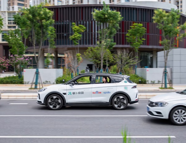 Spoločnosť Baidu získala licencie na plne autonómne komerčné robotické taxislužby v dvoch čínskych mestách.
