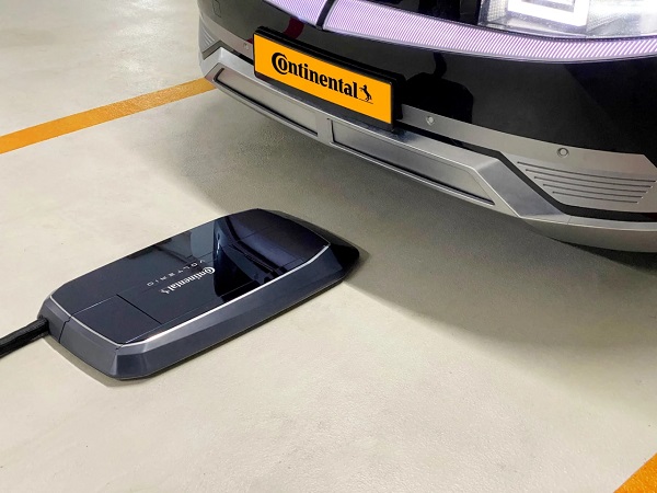 Podlahový robotický nabíjací systém elektromobilov Continental.