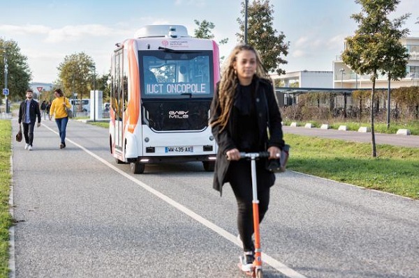 EasyMile testuje svoju kyvadlovú dopravu bez vodiča aj v lekárskom kampuse Oncopole v Toulouse vo Francúzsku.